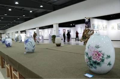 景德鎮(zhèn)陶瓷大學(xué)客座教授鄭海鷗率團(tuán)赴贛開(kāi)展書畫交流活動(dòng)